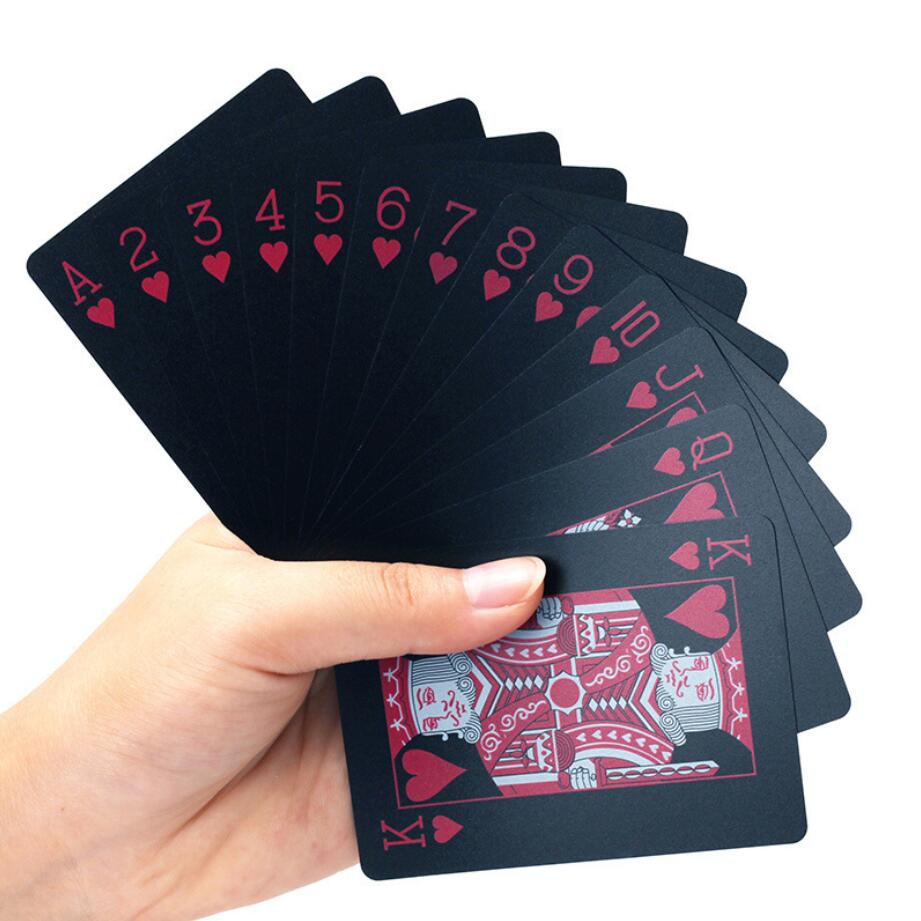 Jeu de cartes étanches rouge sur fond noir