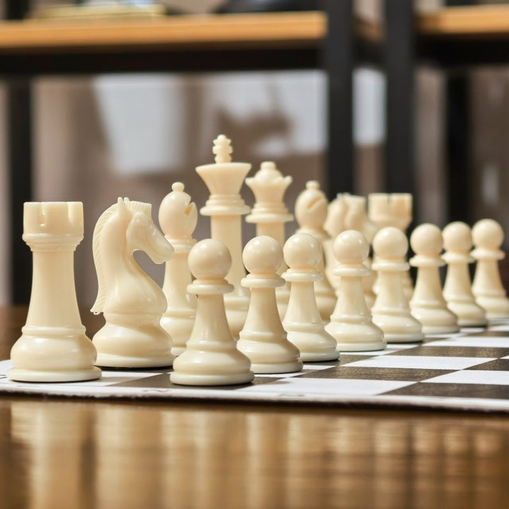 Tragbares königliches Schachspiel