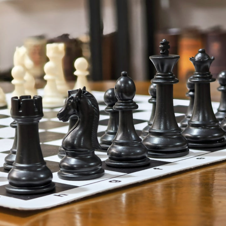 Tragbares königliches Schachspiel