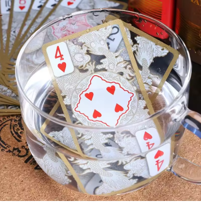 jeu de carte étanche et transparente dans un bol d'eau