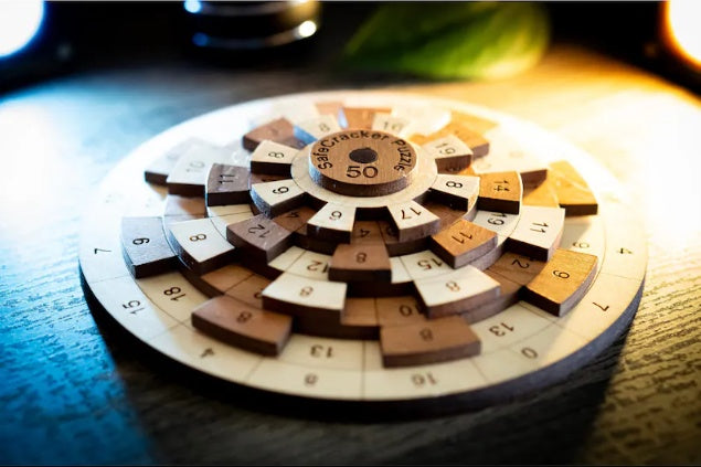 Casse tête Coffre fort 50 sur une table