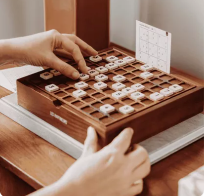 sudoku_bois_premium_mains_jeu_exemple