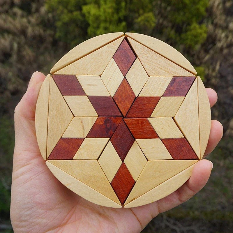 Tangram mosaïque en bois dans la main – format 11 cm